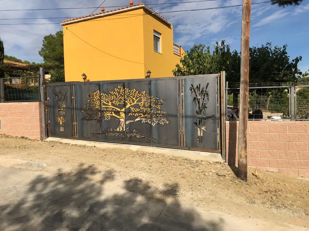 puerta decorada con conrte de plasma en Tarragona
