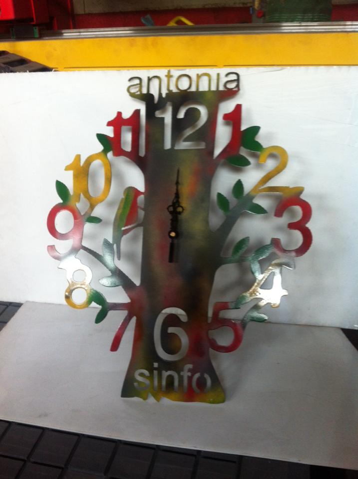 relojes únicos fabricados con corte de plasma en Tarragona